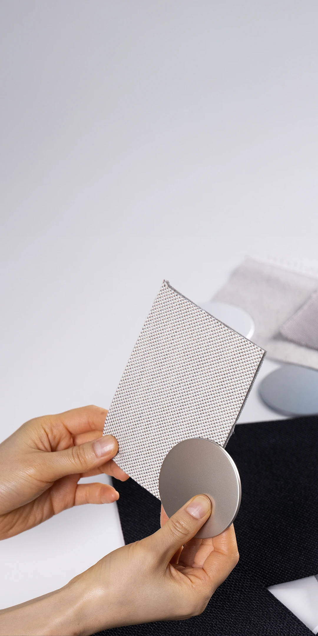 다양한 질감의 지속 가능한 소재 샘플을 손에 들고 비교하는 장면