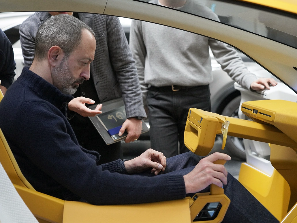 카림 하비브가 기아 비전 메타투리스모 콘셉트카 실내를 설명하는 장면 이미지