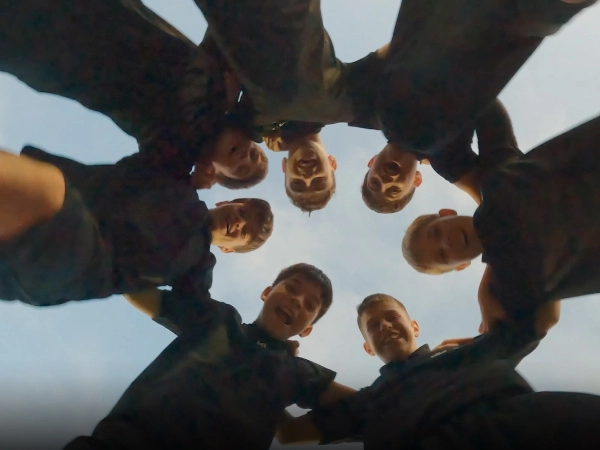 공인구 전달을 위해 원을 이루고 손을 모은 유소년 선수들 이미지