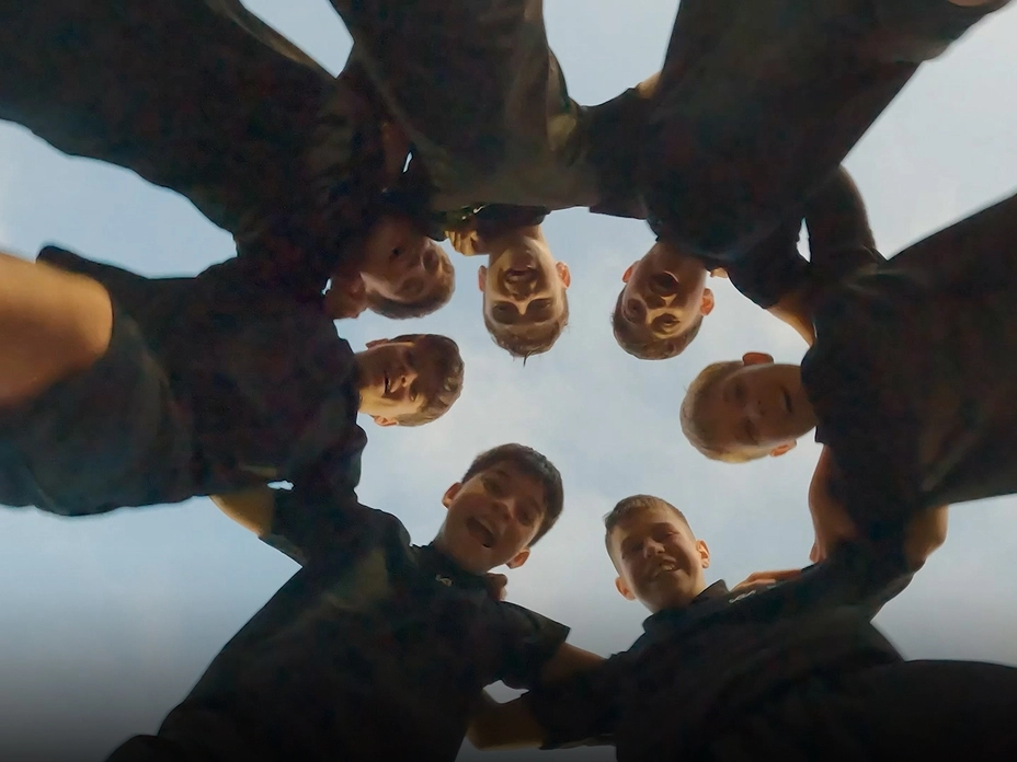 공인구 전달을 위해 원을 이루고 손을 모은 유소년 선수들 이미지