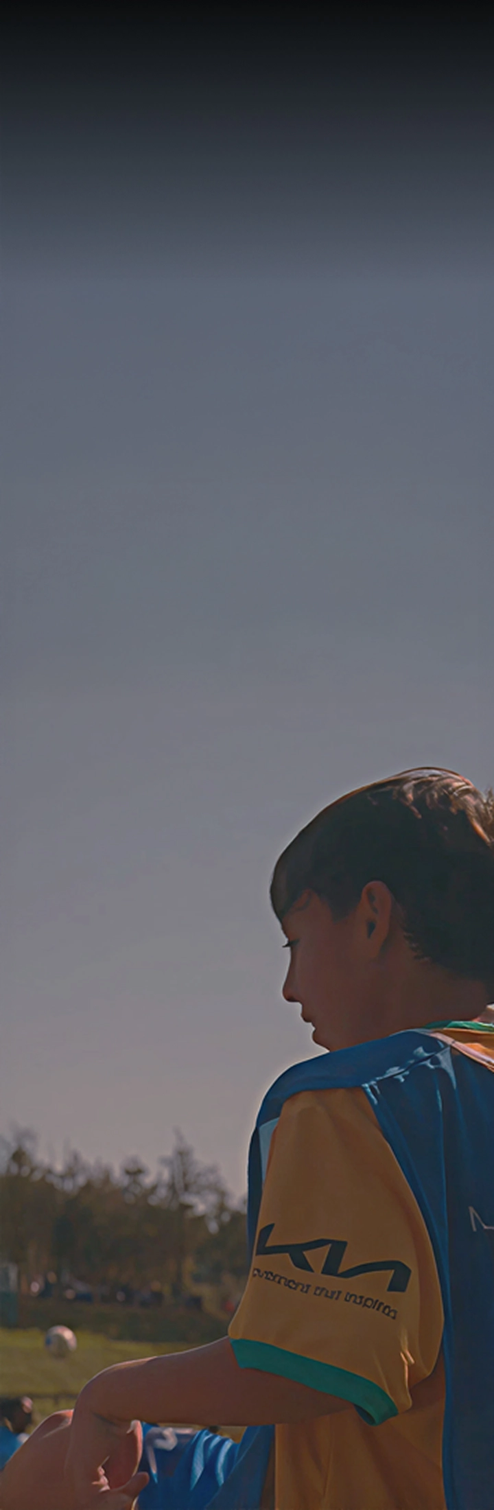 축구 연습을 하며 꿈을 키워가는 유소년 선수들 이미지