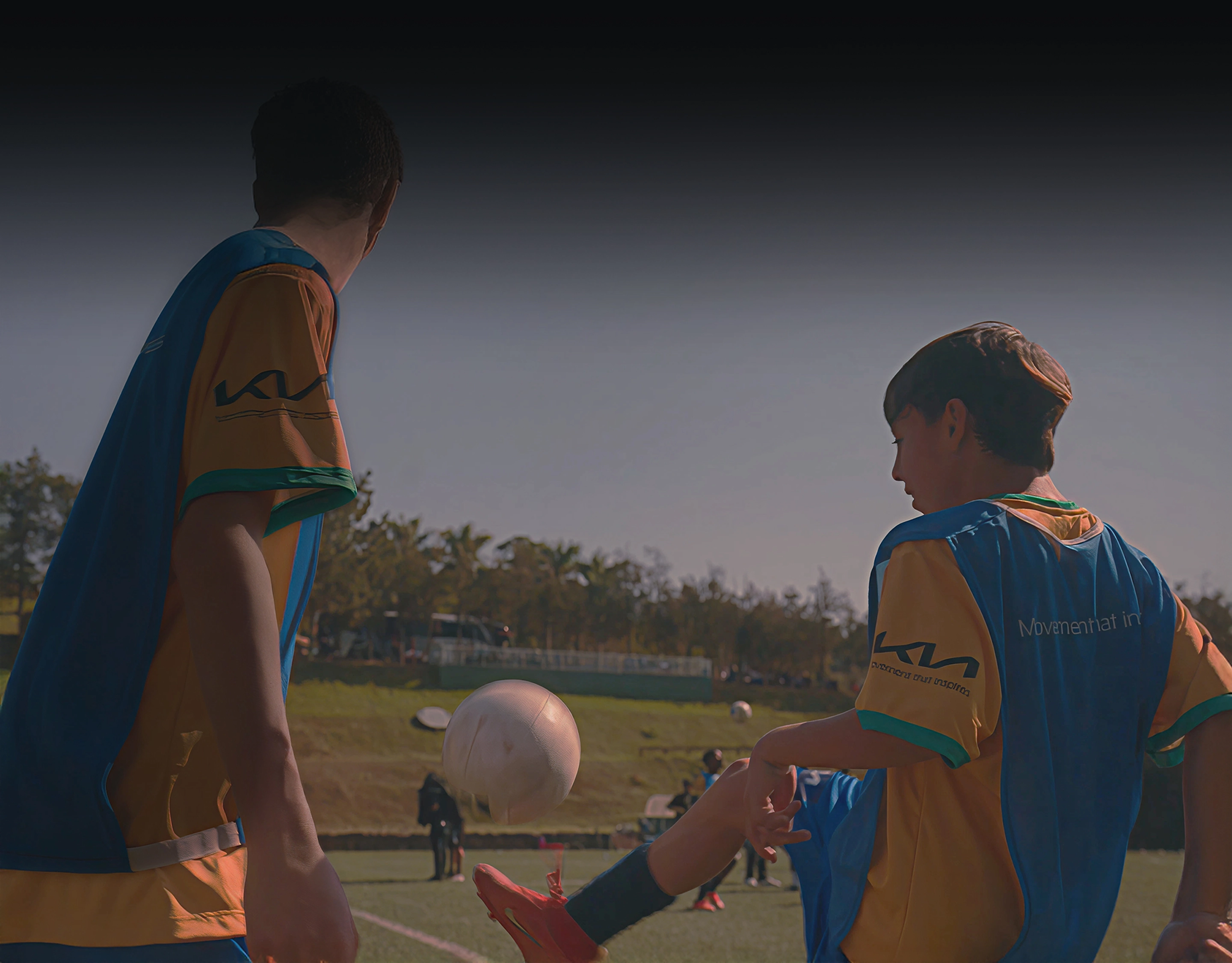 축구 연습을 하며 꿈을 키워가는 유소년 선수들 이미지