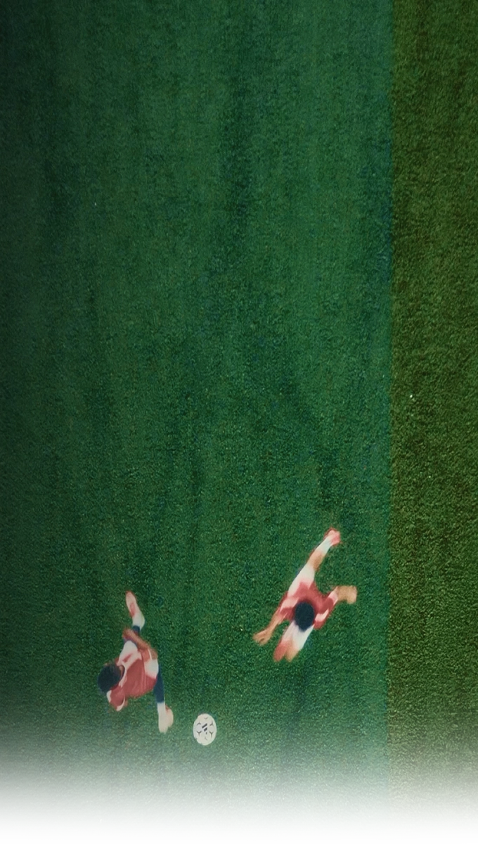 축구 경기장에서 경기를 진행 중인 유소년 선수들 경기 장면 이미지