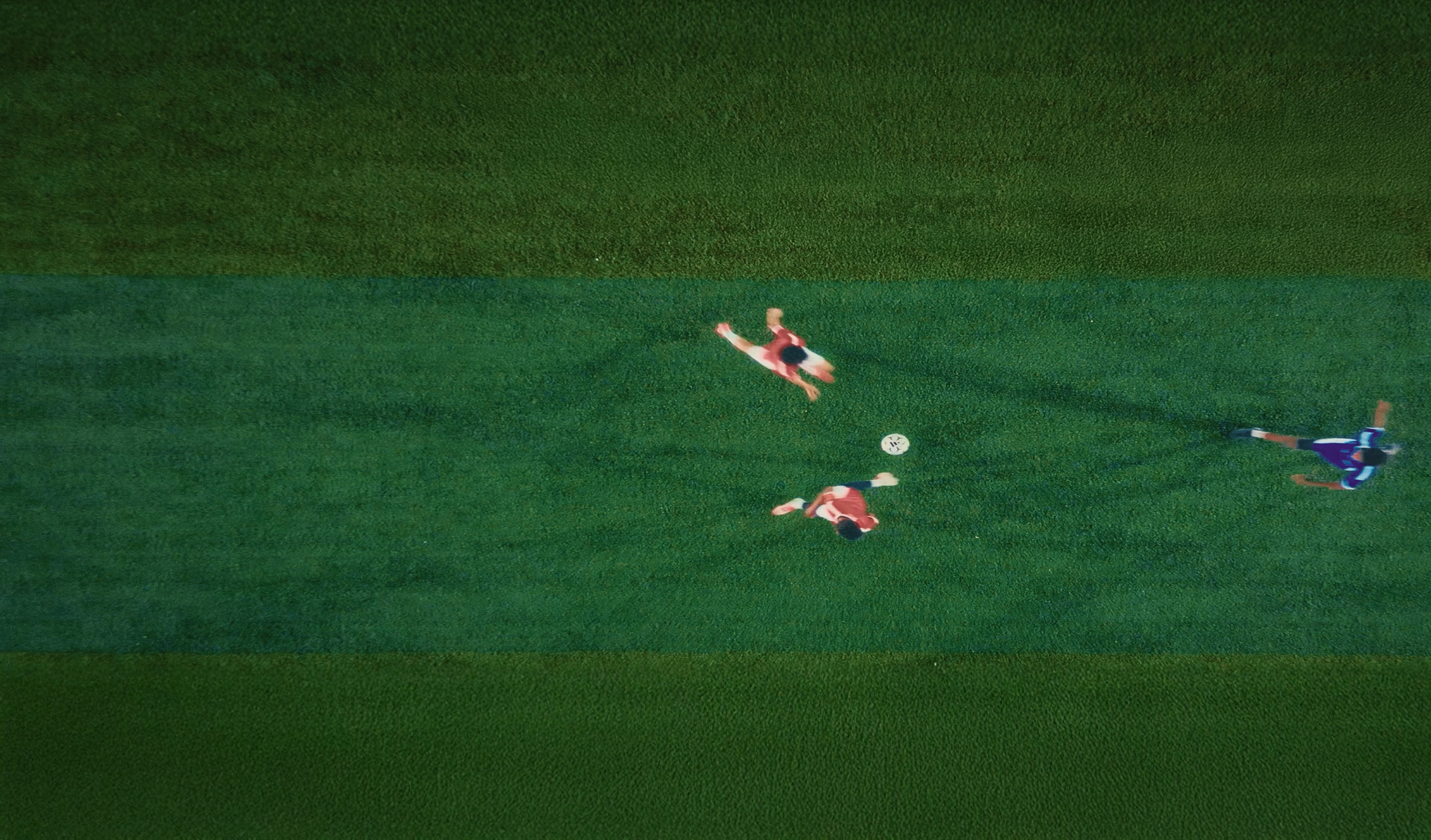 축구 경기장에서 경기를 진행 중인 유소년 선수들 경기 장면 이미지