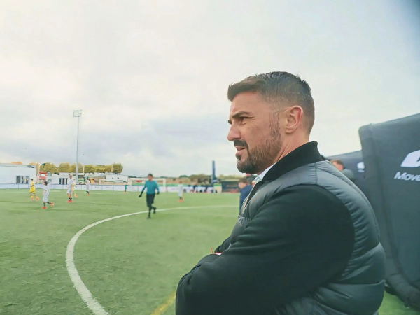 축구계의 레전드 카카가 유소년 선수들의 훈련을 지켜보는 장면 이미지