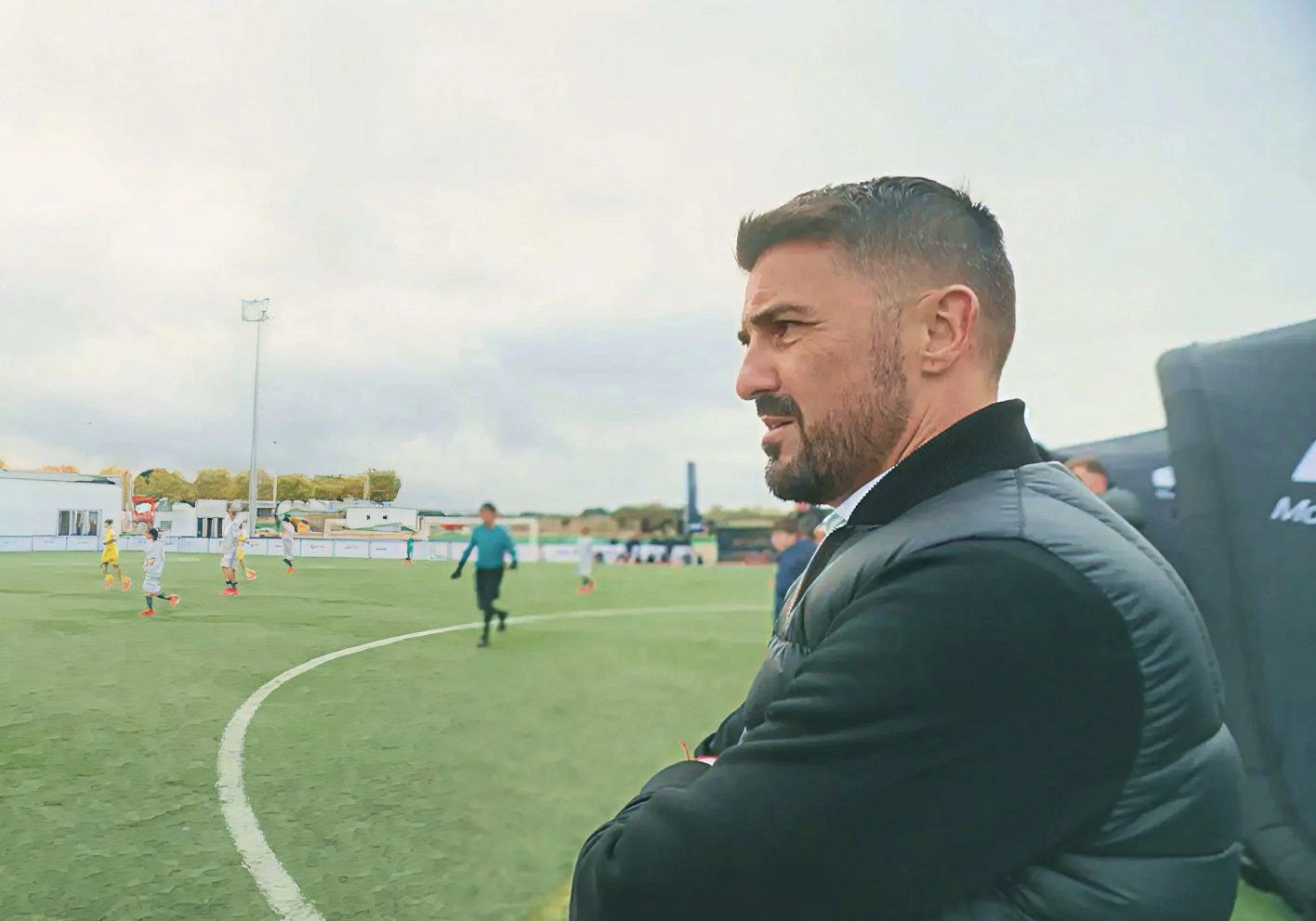 축구계의 레전드 카카가 유소년 선수들의 훈련을 지켜보는 장면 이미지