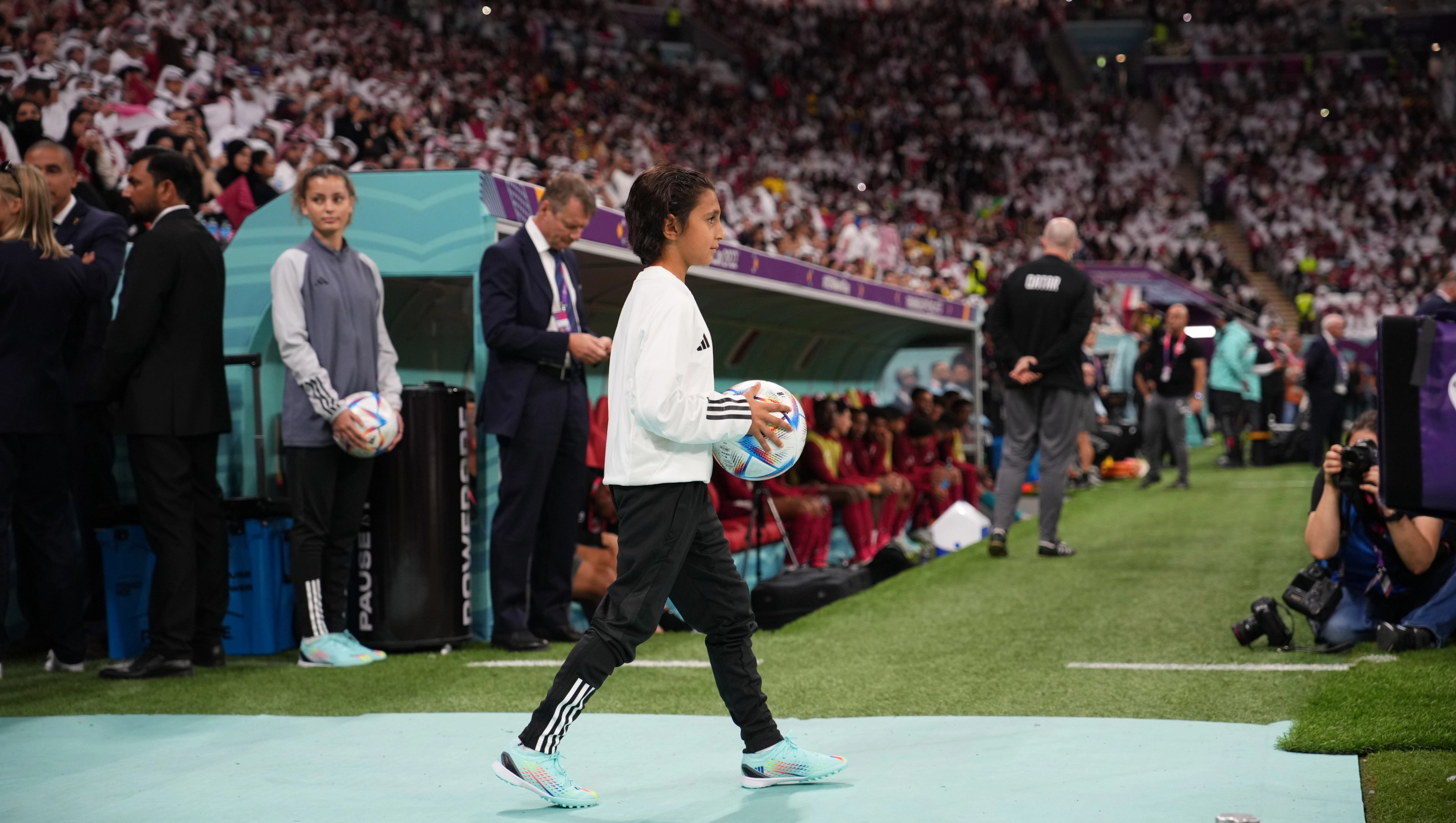 FIFA 경기장에서 공인구를 전달하기 위해 입장하는 유소년 선수 이미지