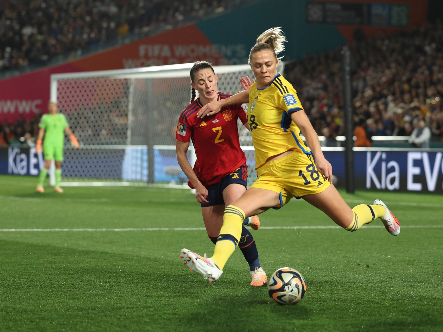 FIFA 경기에서 공을 다투는 선수들의 경기 장면 이미지