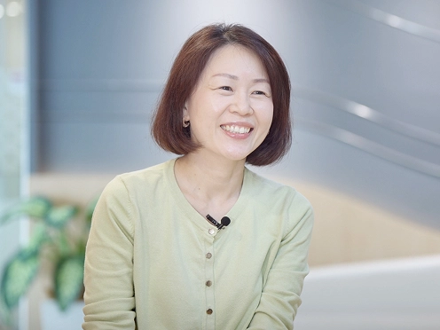 Kia Malaysia employee Khoo Peng Lei smiling during an office interview about growing a career at Kia