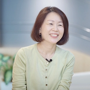 Kia Malaysia employee Khoo Peng Lei smiling during an office interview about growing a career at Kia