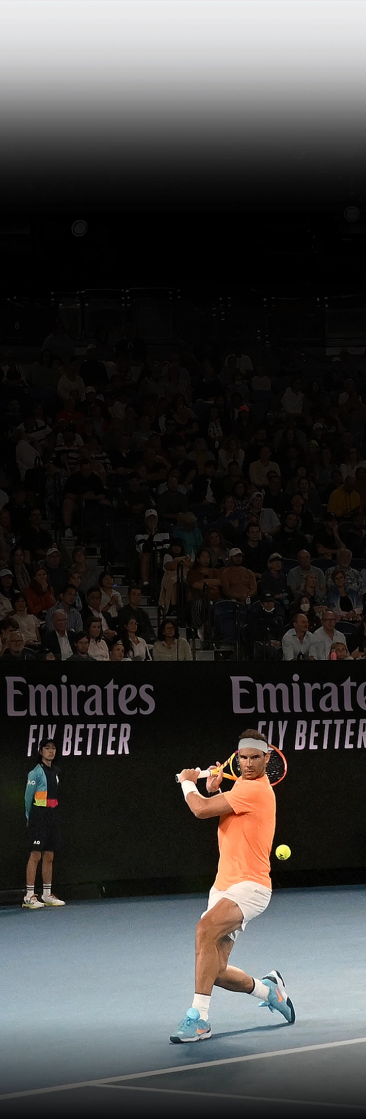 기아 로고가 노출된 코트에서 포핸드를 구사하는 라파엘 나달 경기 장면