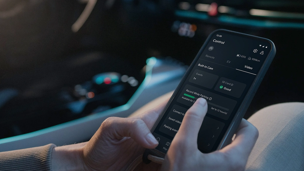 모바일 앱으로 차량 기능을 제어하는 장면 이미지
