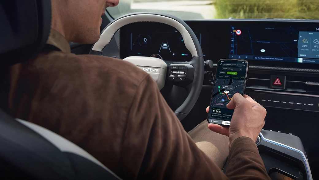 차량 내부에서 스마트폰으로 커넥티드 기능을 사용하는 장면 이미지