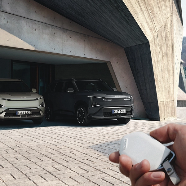 스마 트폰으로 차량 원격 제어 기능을 사용하는 장면 이미지