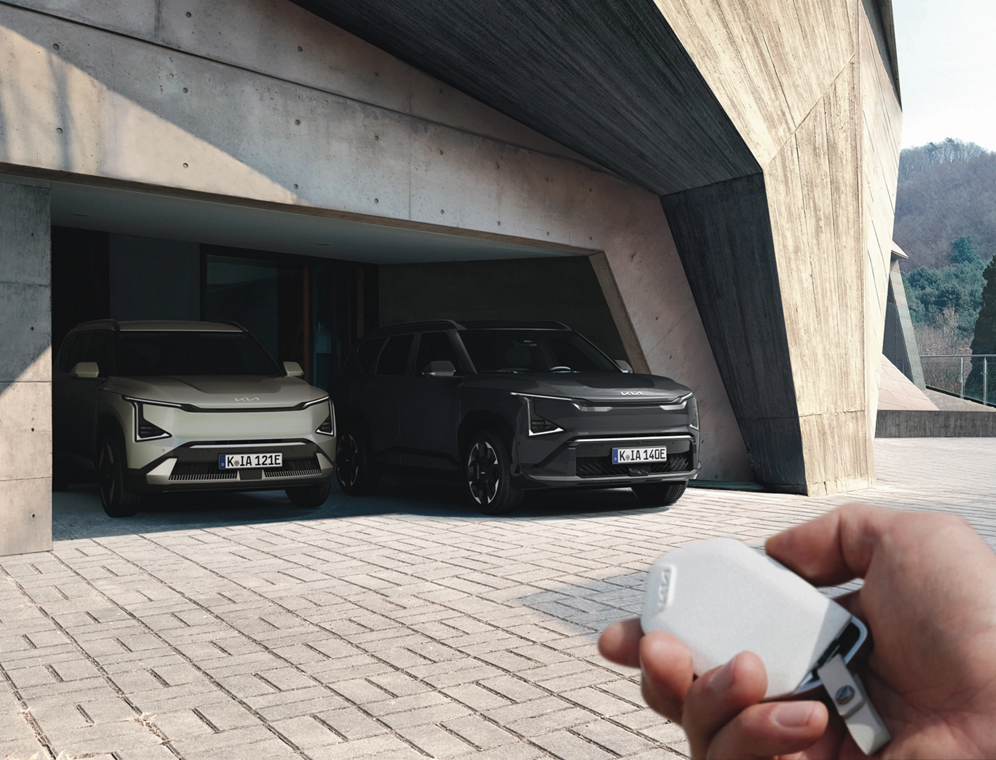 스마트폰으로 차량 원격 제어 기능을 사용하는 장면 이미지