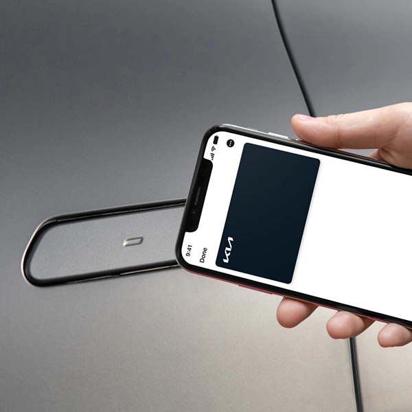 기아 디지털 키를 사용하는 장면 이미지