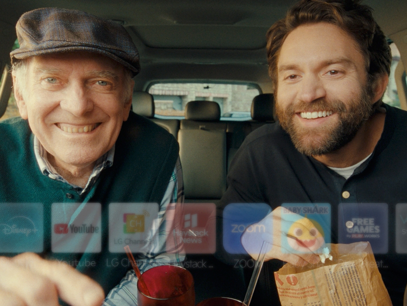 기아의 FoD 기능을 사용하는 두 남성과 디스플레이가 중첩된 이미지