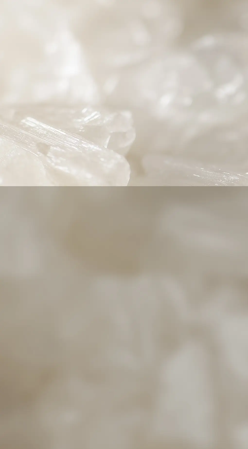 아이보리 실버 컬러의 결정 구조 클로즈업 이미지