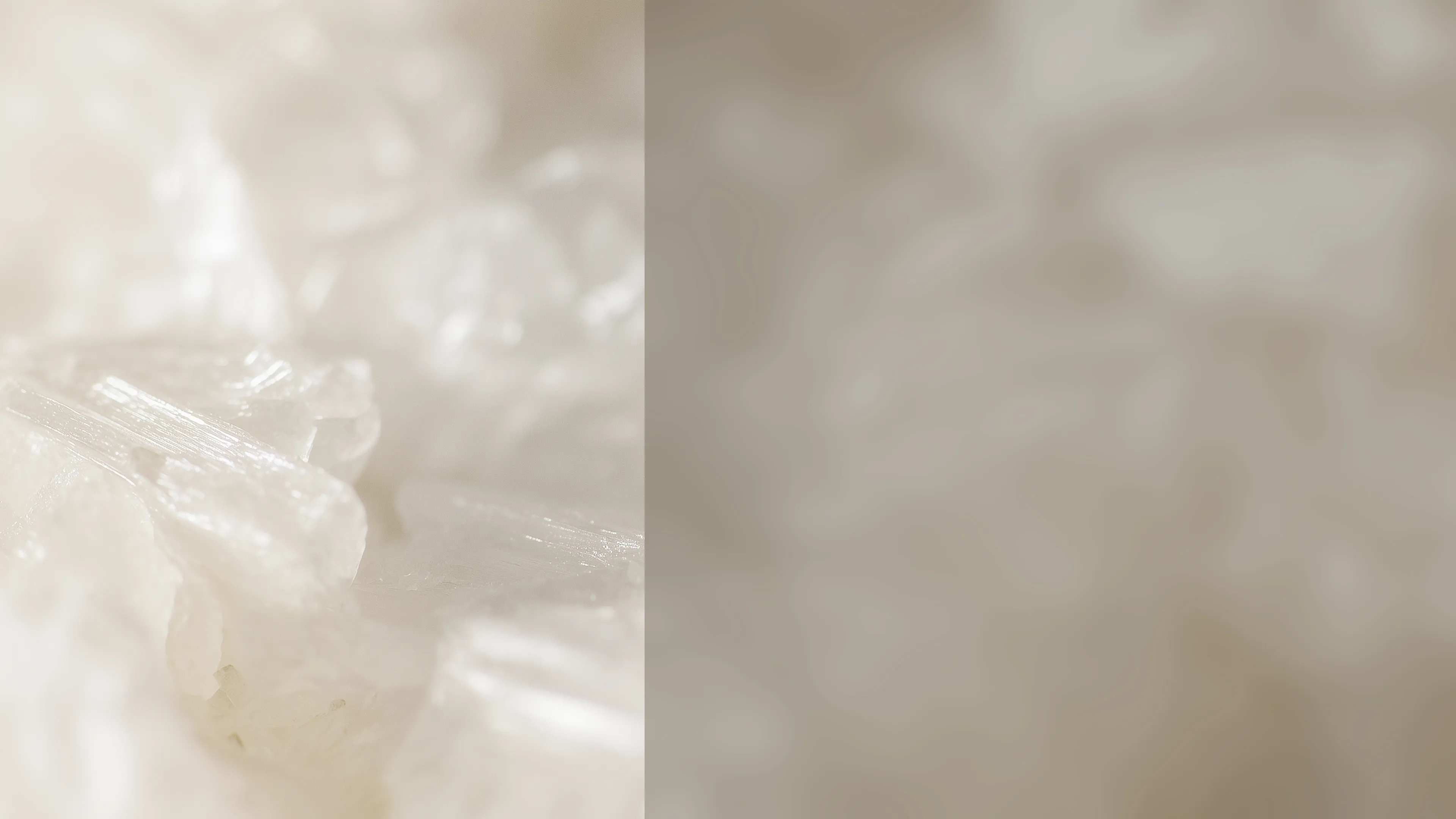 아이보리 실버 컬러의 결정 구조 클로즈업 이미지