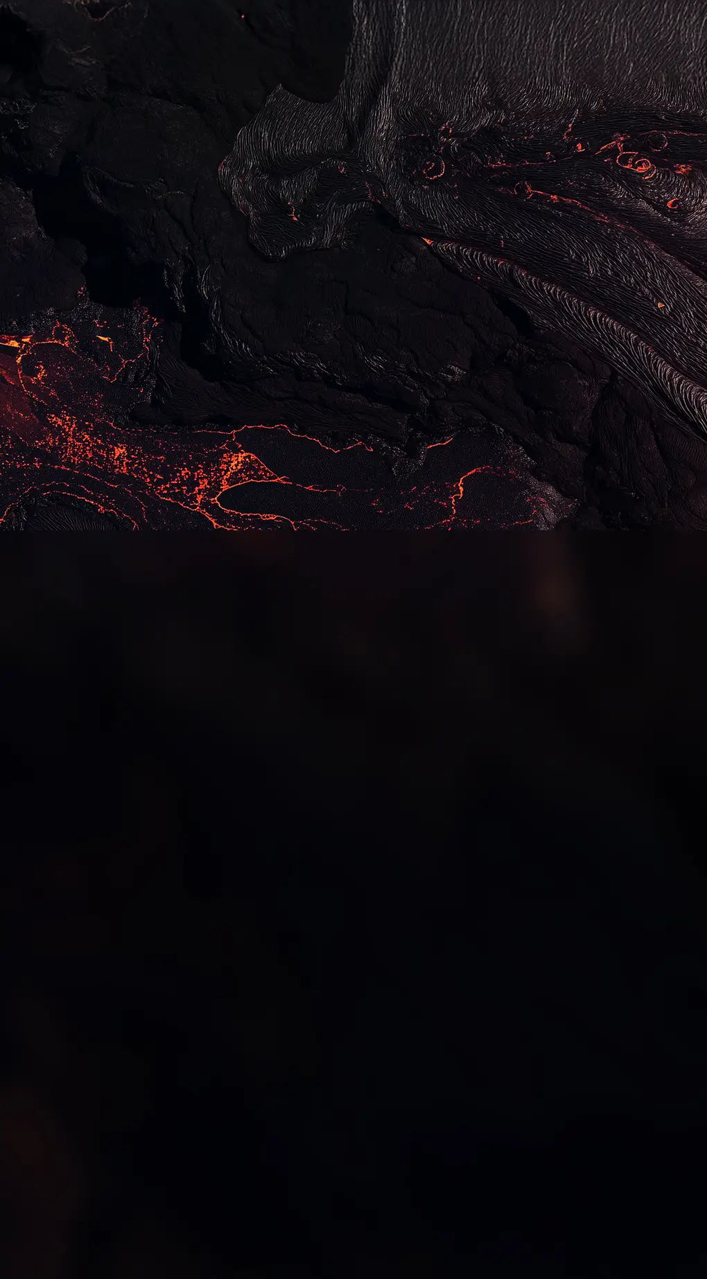 붉은 용암이 검은 화산 지형 위로 흐르는 모습 클로즈업 이미지