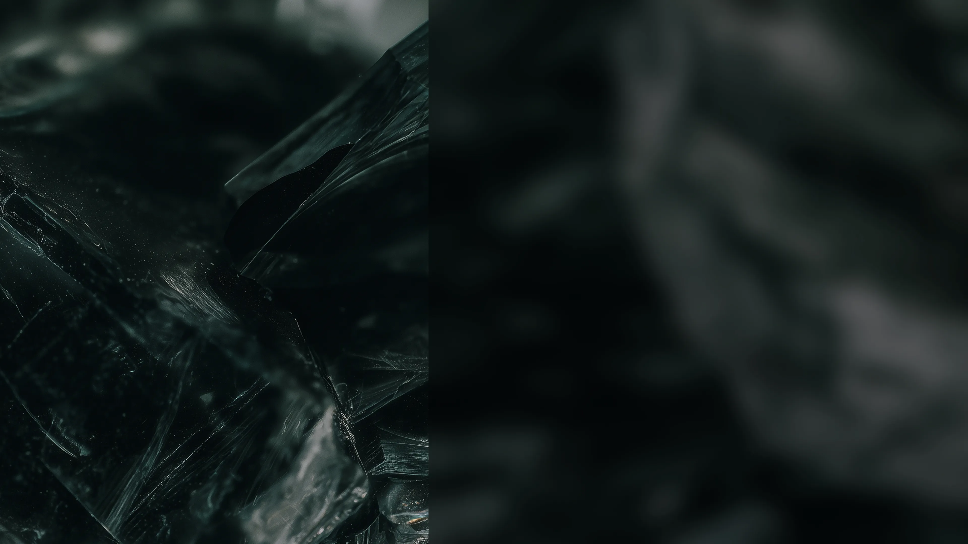 깊은 흑옥의 결에 스며든 그린의 빛은 절제된 힘으로 고요한 존재감을 완성합니다.