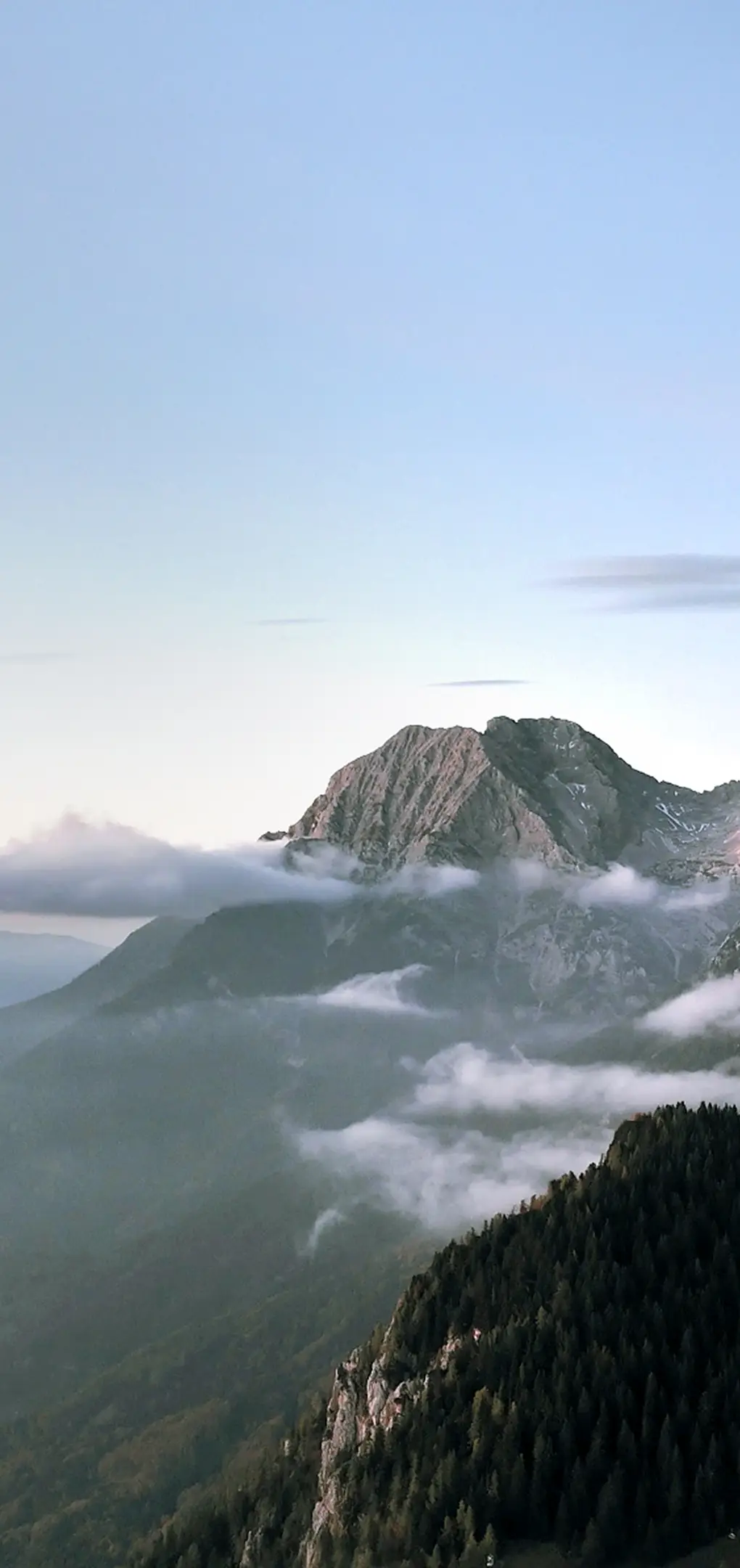 구름과 안개가 드리운 산의 풍경