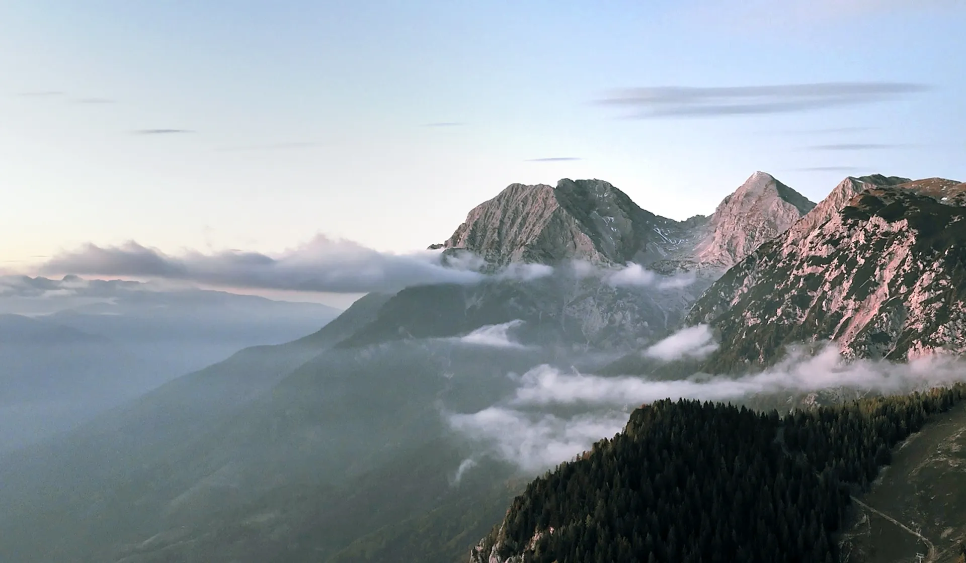 구름과 안개가 드리운 산의 풍경