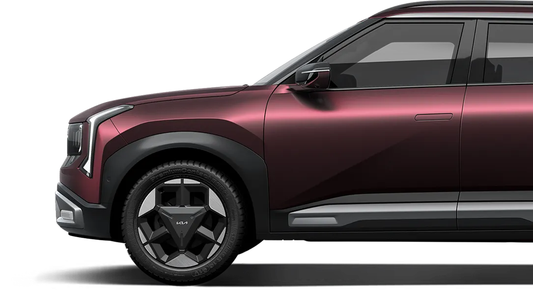 붉은 용암이 검은 화산 지형 위로 흐르는 모습 클로즈업 이미지