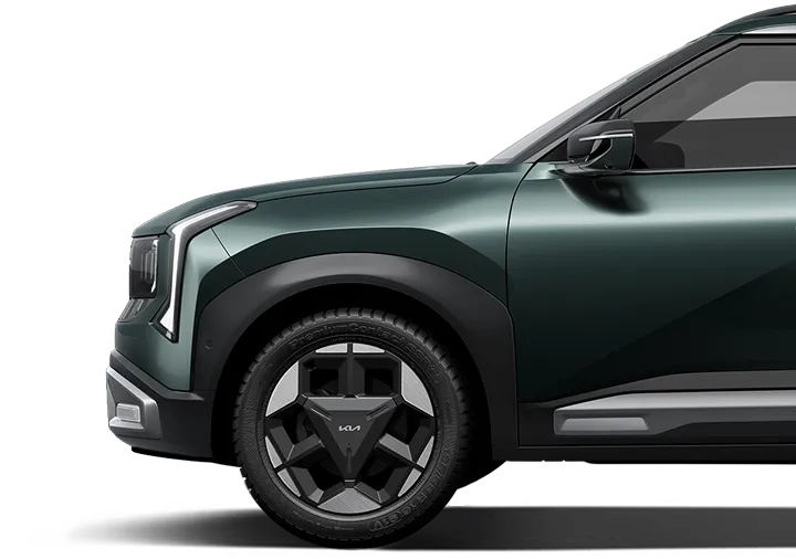 깊은 흑옥의 결에 스며든 그린의 빛은 절제된 힘으로 고요한 존재감을 완성합니다.