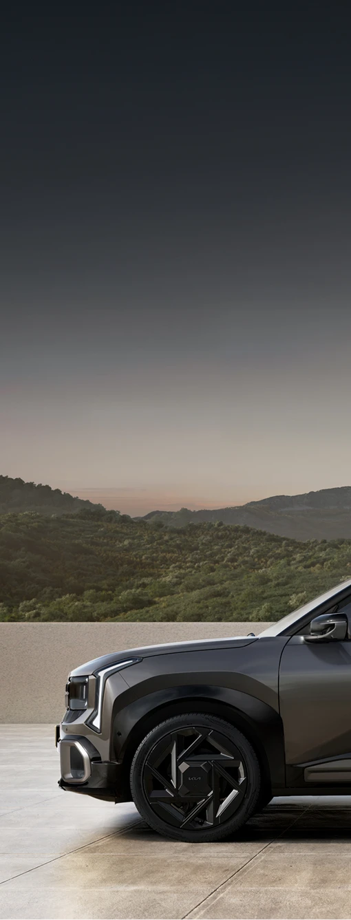 Side profile of the Seltos highlighting its lights and wheel design.