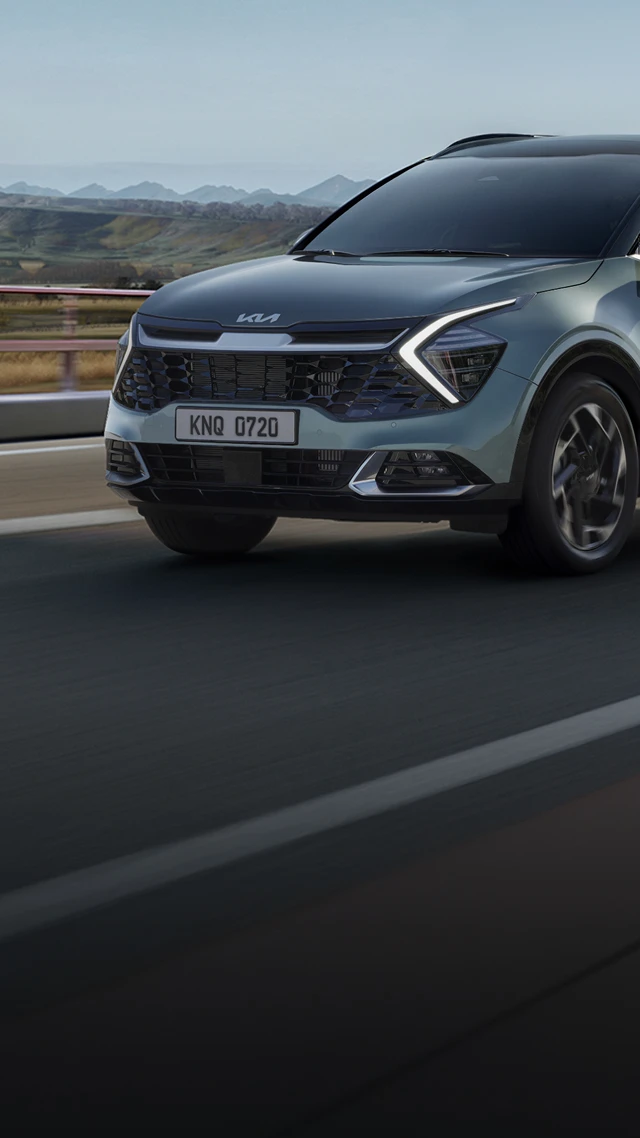 5세대 기아 스포티지가 고속도로를 주행하는 모습