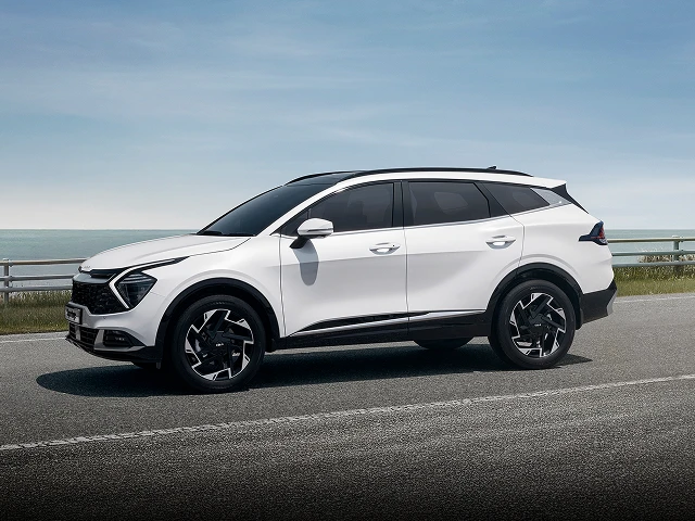 긴 휠베이스의 5세대 기아 스포티지 이미지