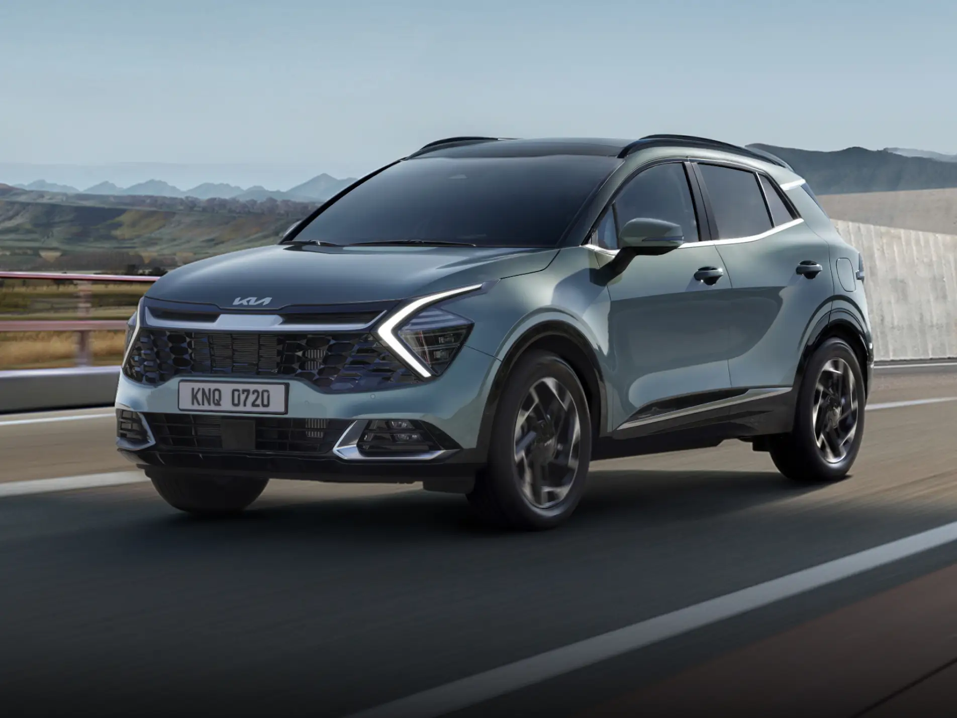 5세대 기아 스포티지가 고속도로를 주행하는 모습