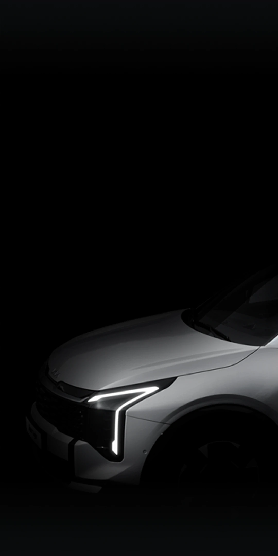 어둠 속에서 라이트가 빛나는 스포티지 흑백 이미지