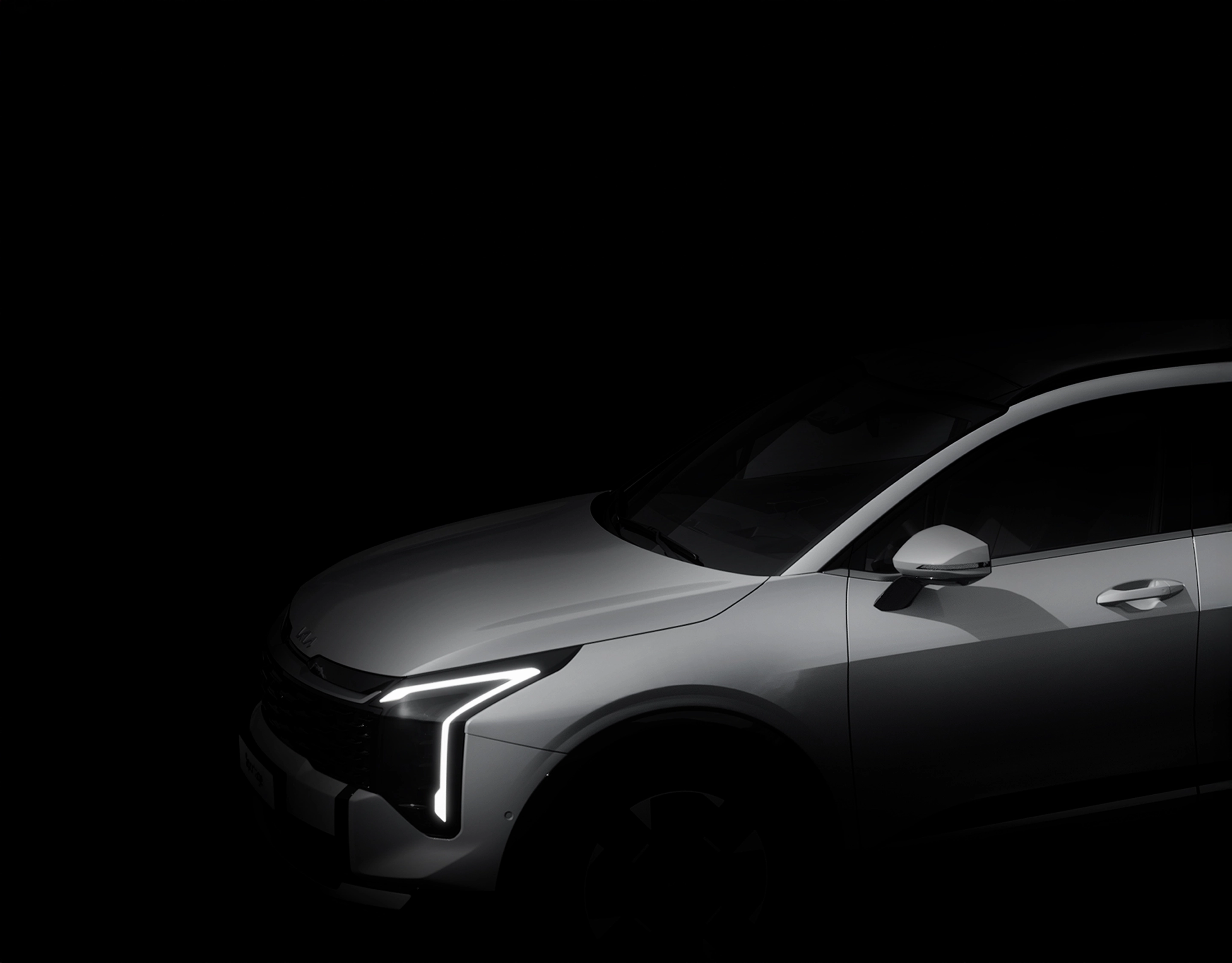 어둠 속에서 라이트가 빛나는 스포티지 흑백 이미지