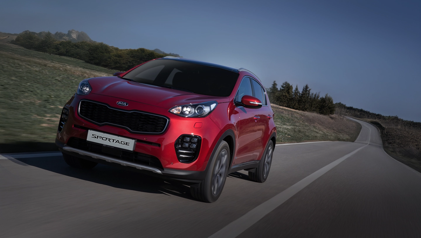 4세대 기아 스포티지가 도로를 주행하는 모습