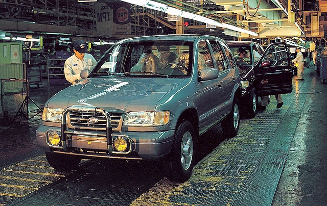 1세대 기아 스포티지가 생산 라인에서 조립되는 모습