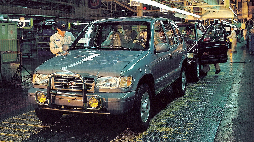 1세대 기아 스포티지가 생산 라인에서 조립되는 모습