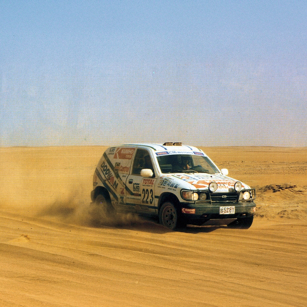 1세대 기아 스포티지가 사막 환경에서 주행하는 모습