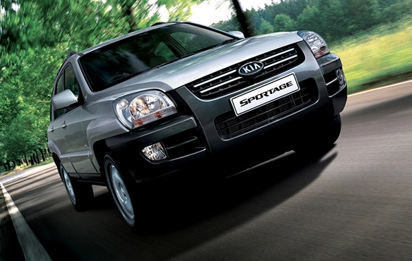 숲길 도로를 주행하는 2세대 기아 스포티지