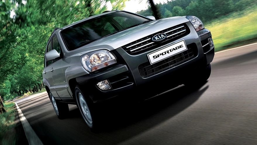 숲길 도로를 주행하는 2세대 기아 스포티지