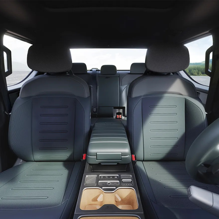 기아 타스만 픽업트럭의 2열과 센터 콘솔이 보이는 실내 전경 모습