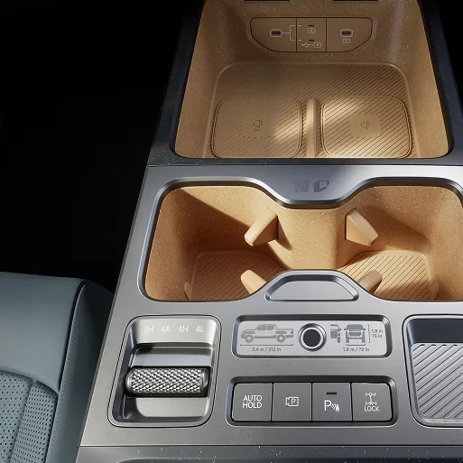 기아 타스만 픽업트럭의 2열과 센터 콘솔이 보이는 실내 전경 모습