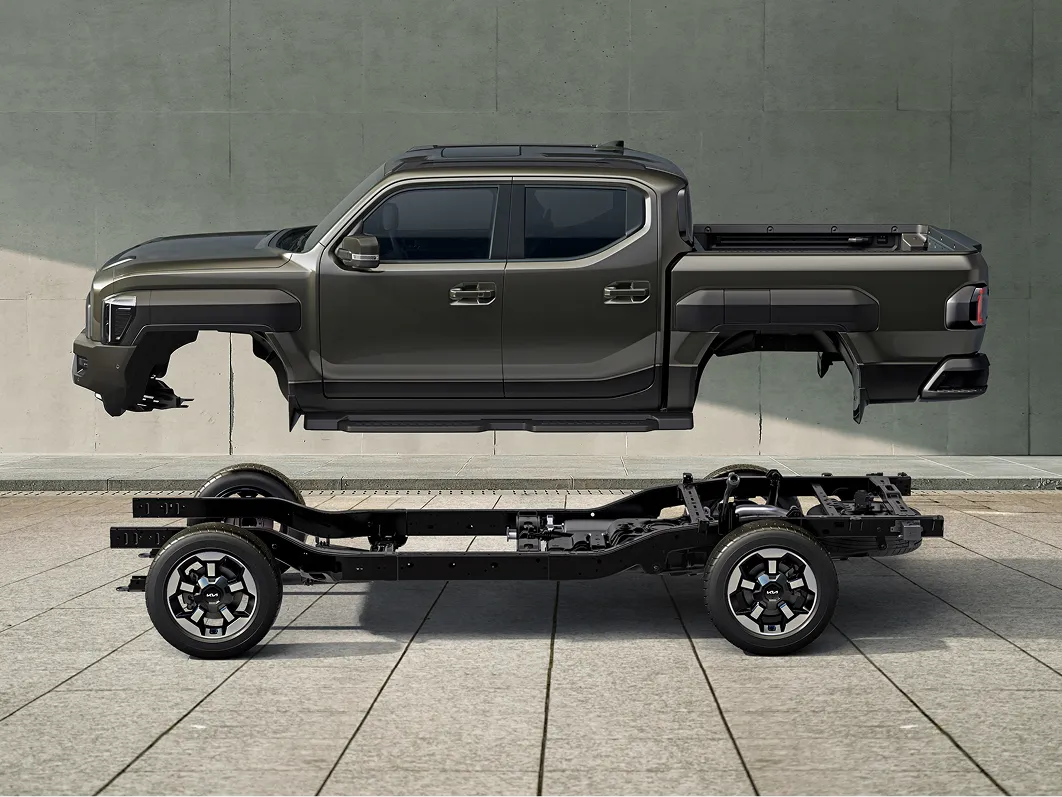 기아 타스만 픽업트럭의 차체 구조와 프레임을 분해해 보여주는 측면 구성 모습