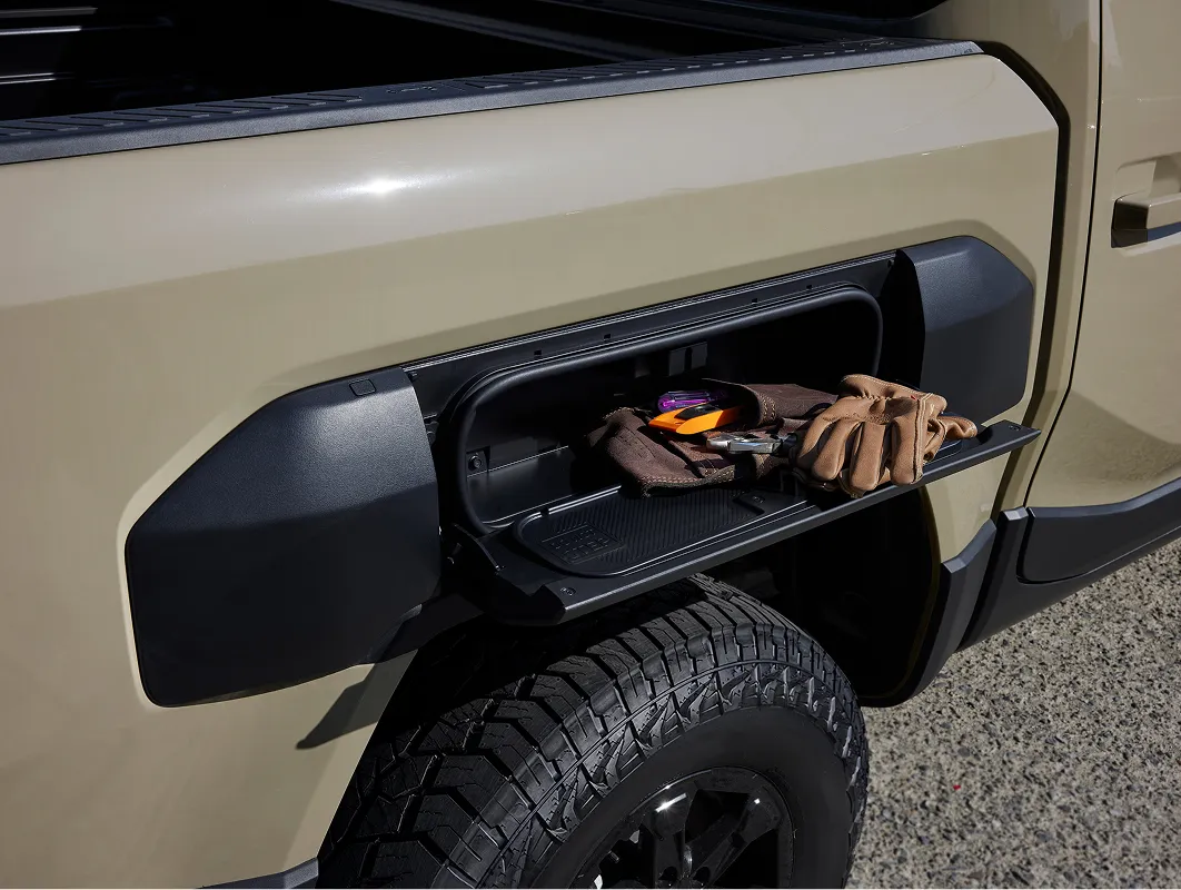 기아 타스만 픽업트럭 전면 펜더에 적용된 외부 수납 공간 디테일 모습