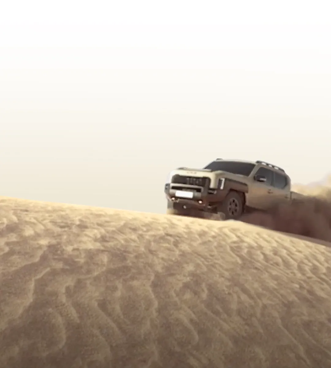 모래 언덕 너머로 멀리 보이는 기아 타스만 픽업트럭의 실루엣 모습