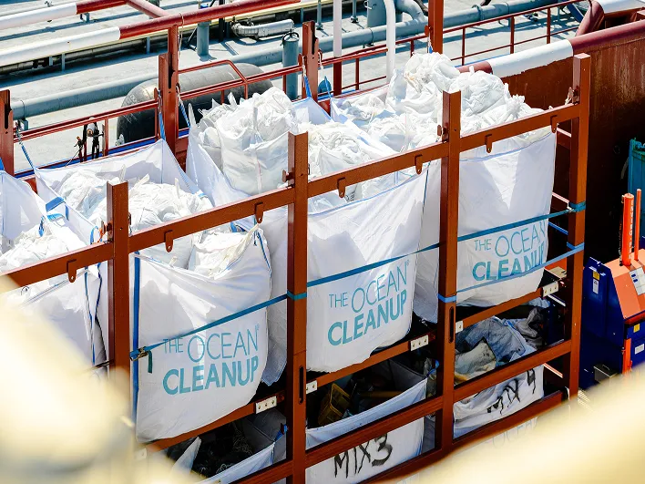 수거된 해양 플라스틱이 담긴 대형 자루들이 적재된 모습