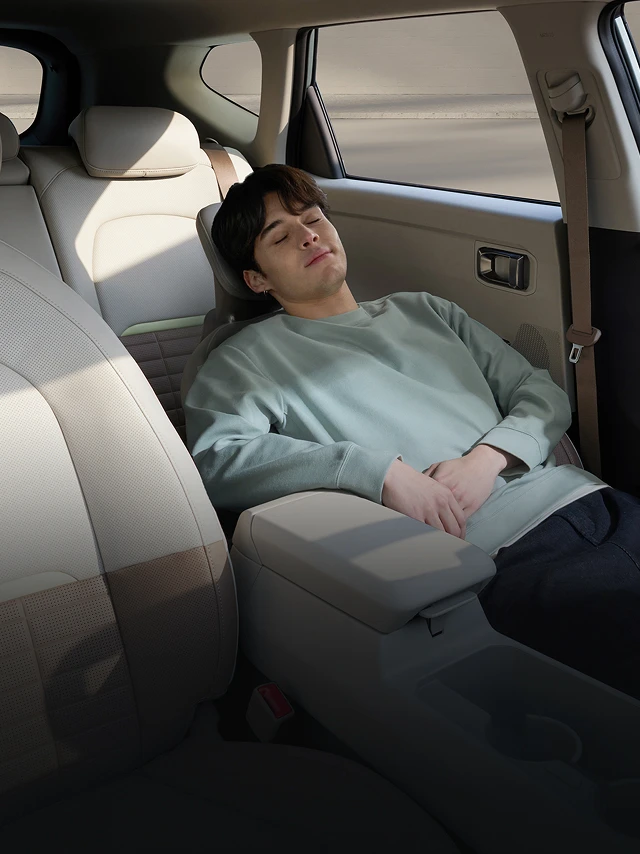 차량 실내에서 휴식을 취하는 탑승자 모습 이미지
